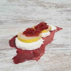 Cachopo de ternera relleno de foie, queso de cabra y mermelada de tomate
