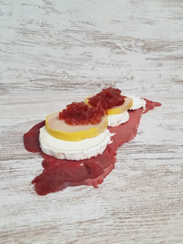 Cachopo de ternera relleno de foie, queso de cabra y mermelada de tomate
