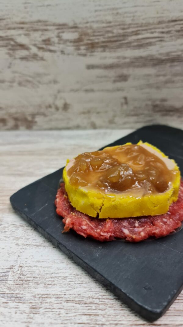 hamburguesa de ternera con mousse de foie de pato, pimientos y cebolla caramelizada